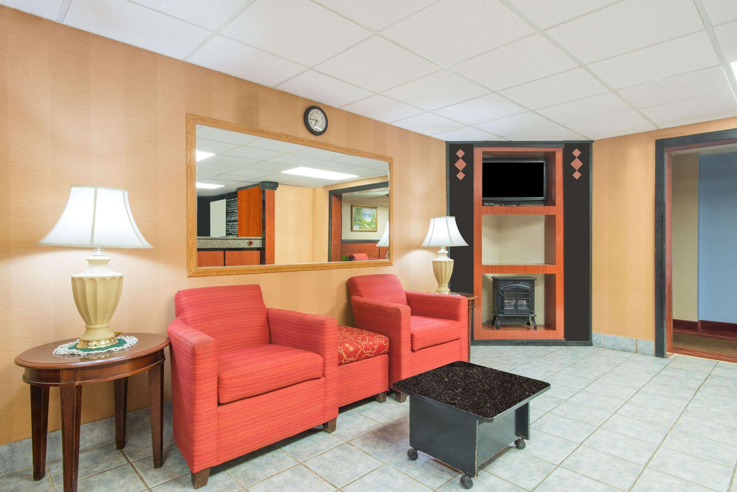 Super 8 By Wyndham Gardner Hotel Exterior photo