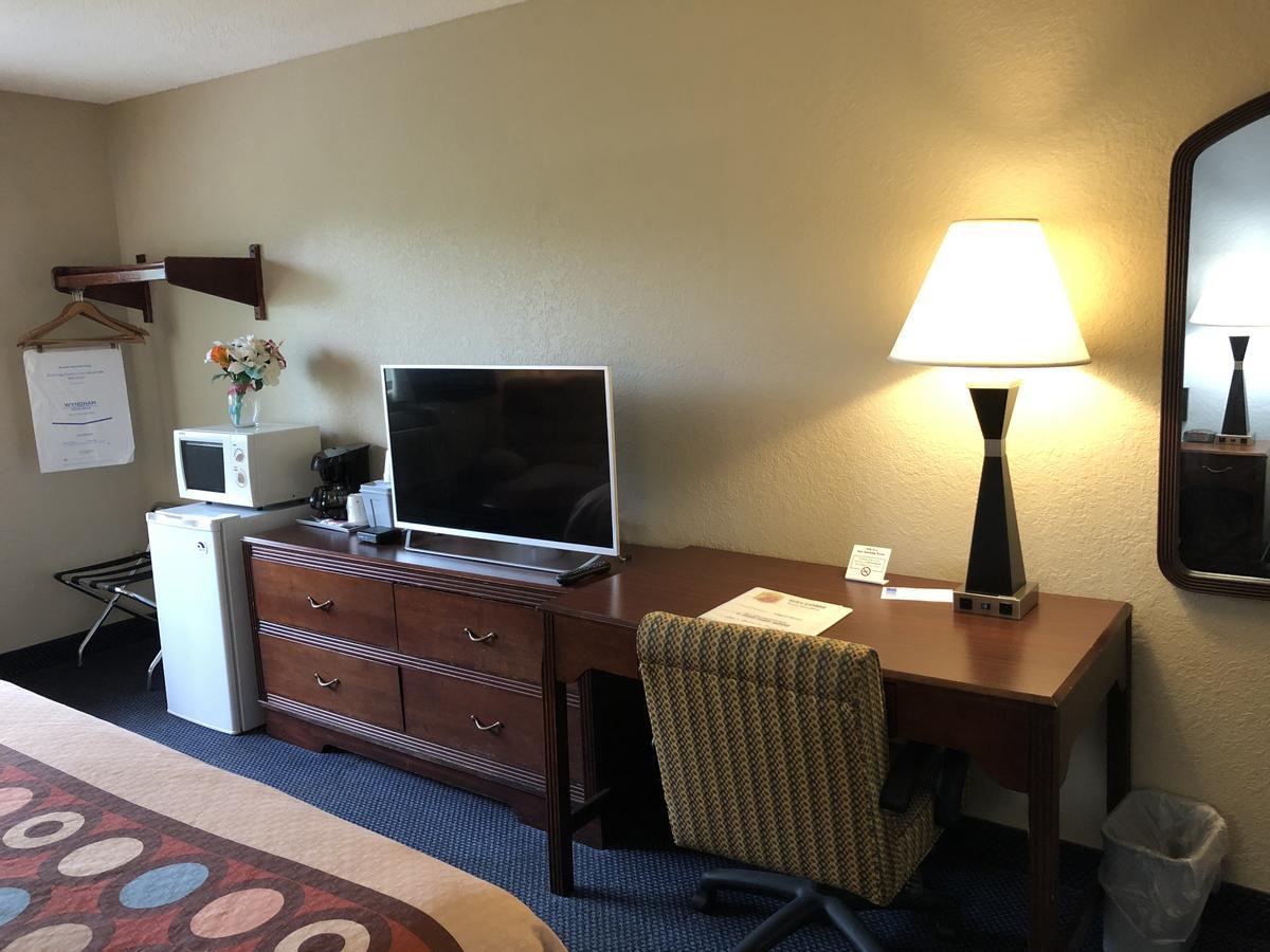 Super 8 By Wyndham Gardner Hotel Exterior photo
