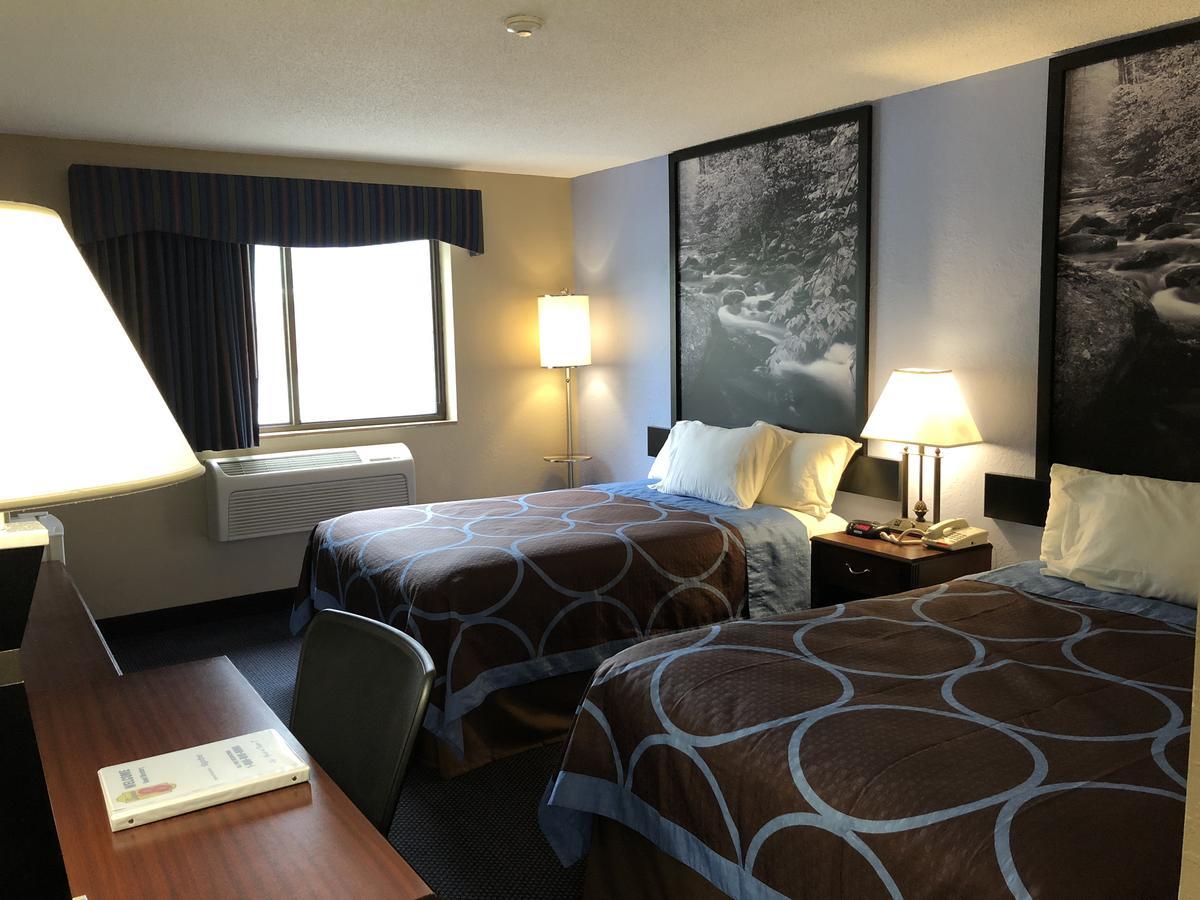 Super 8 By Wyndham Gardner Hotel Exterior photo